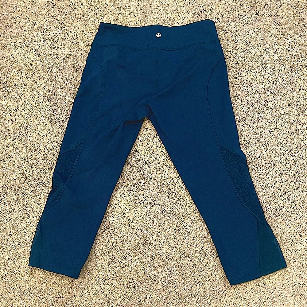 Lululemon Lace 18”inseam capri Leggings, sz 8